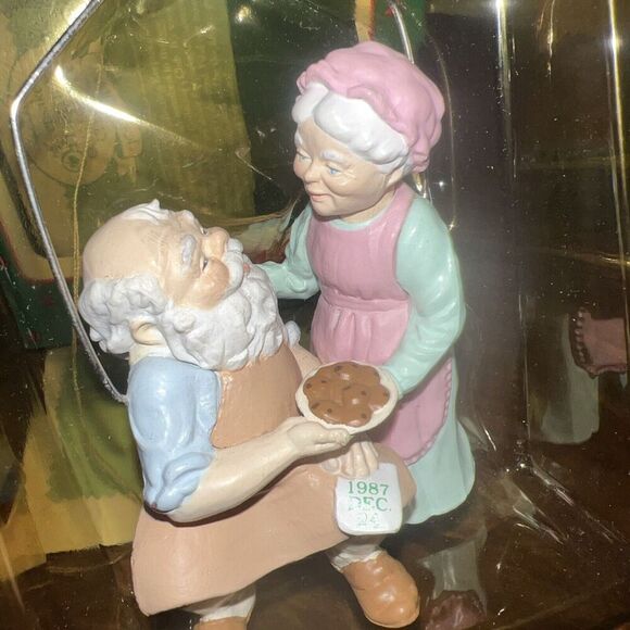 1987 Home Cooking Santa and Mrs Claus Hallmark Ornament - Picture 4 of 4